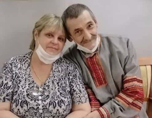 Дедушку-блогера, который зарабатывает роликами на лечение жене-инвалиду, выселили из дома