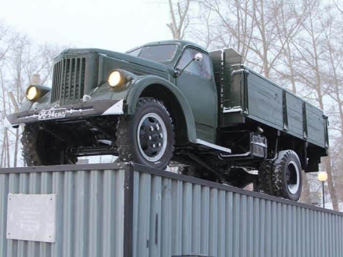 Возвращение легенды: УралЗИС-355М вновь занял своё место на постаменте в Каменске-Уральском