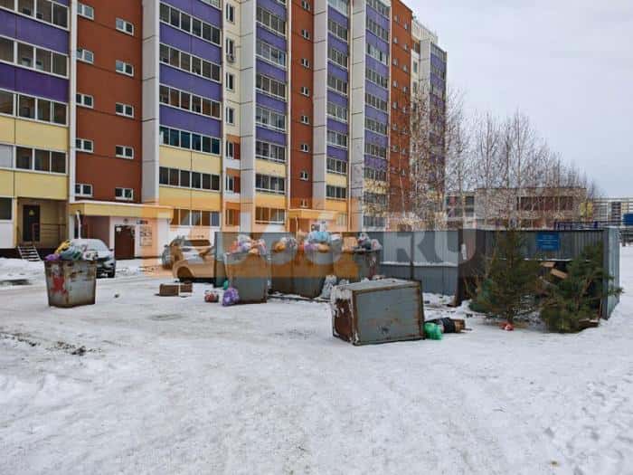 Послание коммунальщиков: в Каменске-Уральском водителя заблокировали мусорными баками