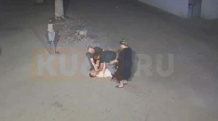 Бывшему полицейскому и семейной паре, избившим мужчину в Каменске-Уральском из-за цепи на парковке, дали два года условно