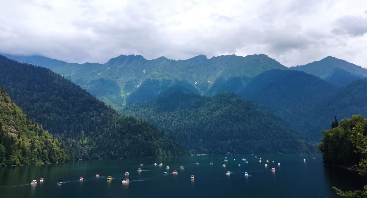 Там злые люди, змеи и грязь: туристы делятся своим разочарованием от визита в Абхазию