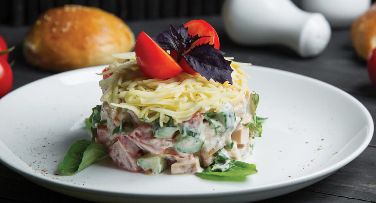 Салат "Русская красавица" — название говорит само за себя: и к семейному ужину, и к празднику — хит 2026