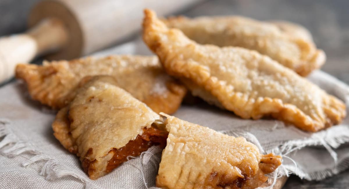 Рецепт чебуреков, за которыми обычно стоят очереди: секрет от повара популярной чебуречной