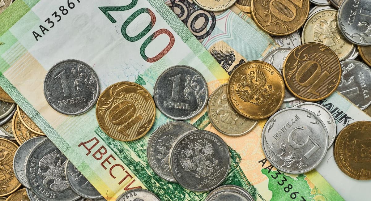 Какими были зарплаты в СССР в пересчете на современные деньги