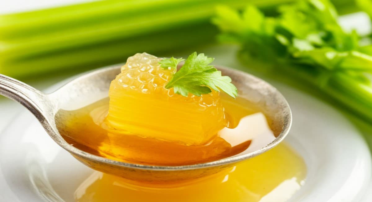 Если вам 45-70 лет: 1 чайная ложка каждый день поможет сохранить ясность ума и еще 4 рекомендации академика Микулина