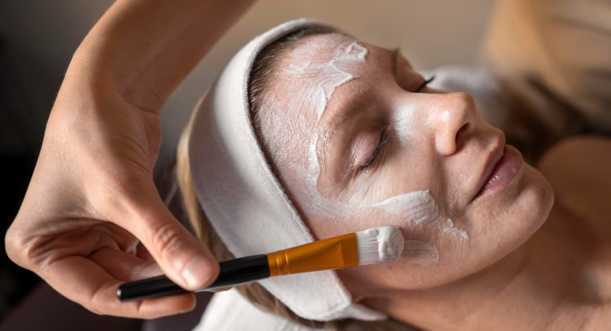 Делать агрессивные чистки больше не модно: какая расслабляющая процедура заменила косметолога в 2026