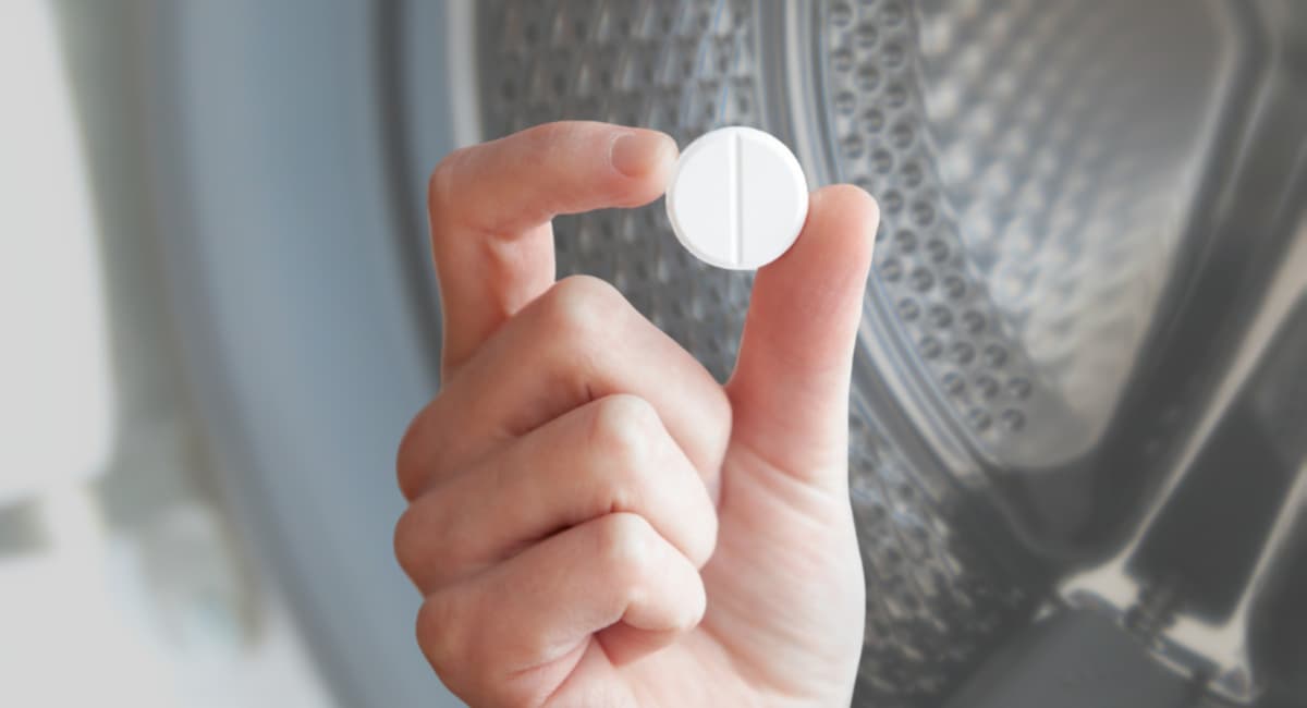 Всего 1 таблетка в стиральную машину раз в месяц — и никакого запаха сырости и плесени