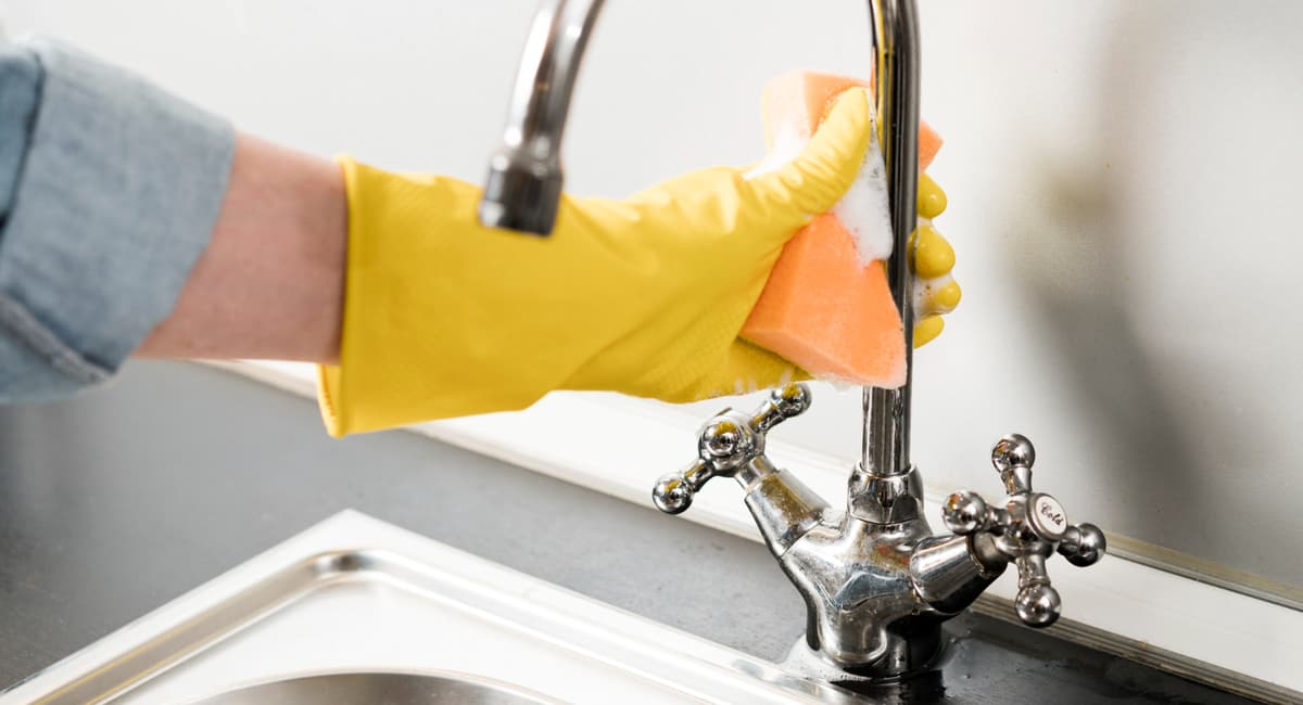 Этот продукт с кухни отполирует краны до зеркального блеска за 1 минуту