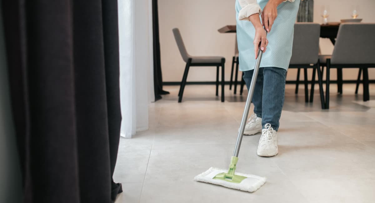 Заливаем 1 столовую ложку в ведро — и полы блестят как после восковки, а пыль не садится