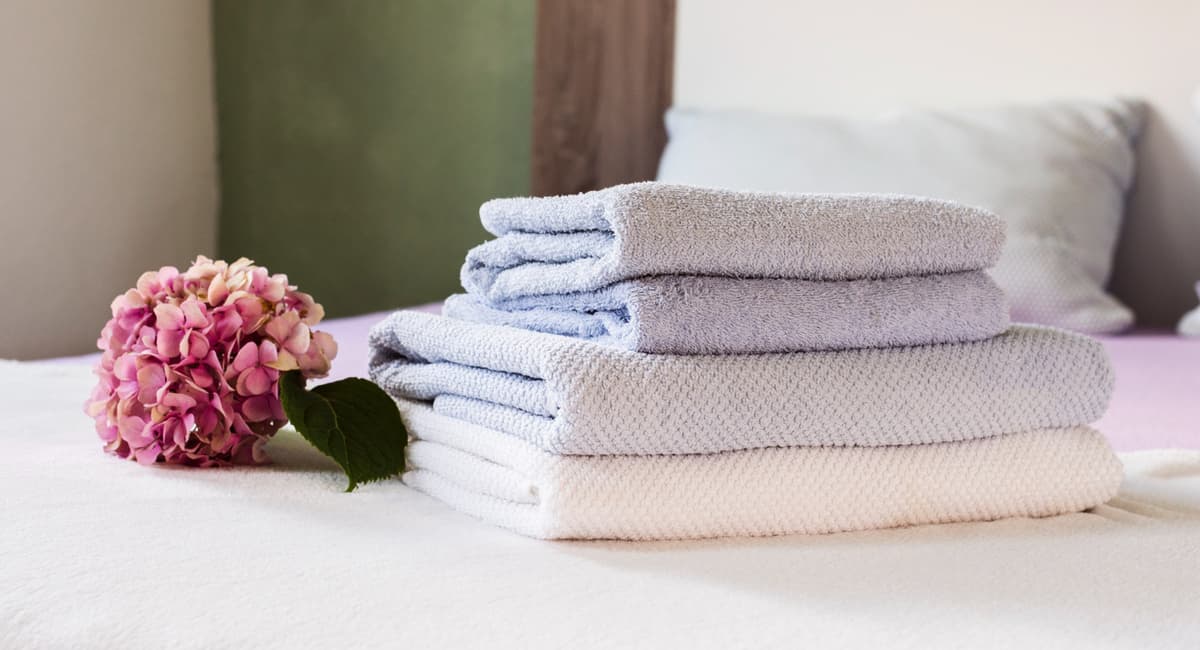 Перестала стирать кухонные полотенца «как все»: вот как чищу их за 7 минут в пакете — как новые и приятно пахнут
