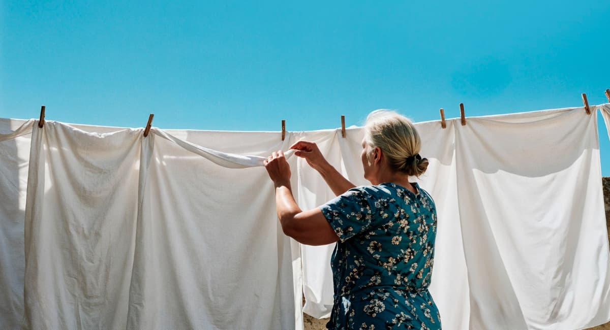 Один стакан при стирке — и вещи кристально-белые: прачка замешивает в стиралку вместе с порошком это дешевое средство