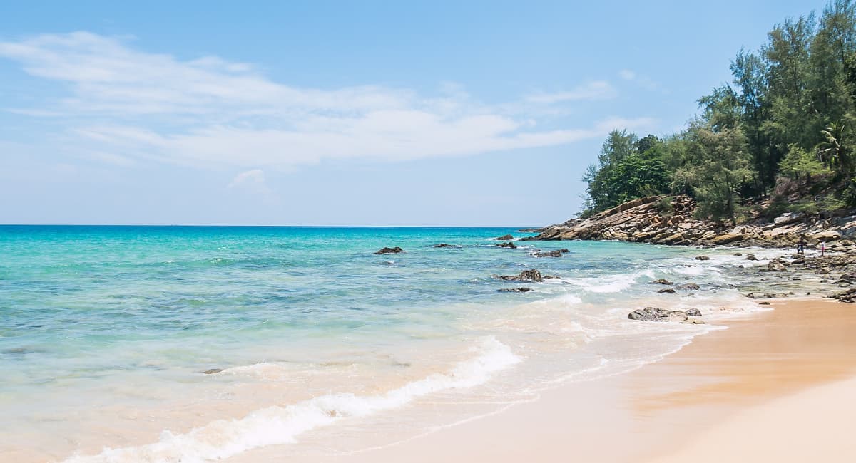 Российские Мальдивы за копейки: белый песок, ярко-бирюзовая вода и озера с глиной — никаких туристов