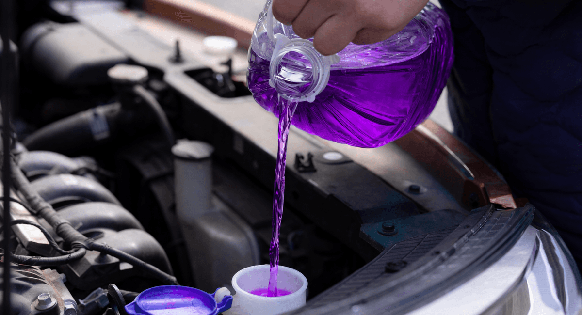 2 капли в омывайку - и лобовое стекло останется чистым до лета: точно есть в вашей ванной