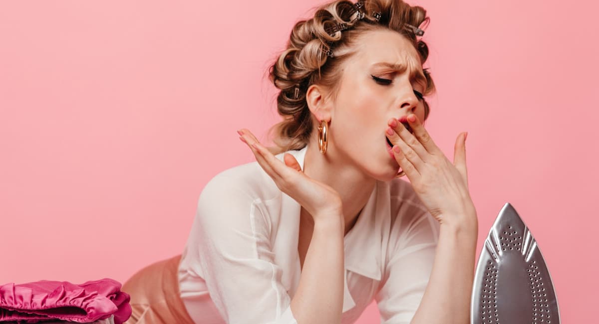 Гладить одежду утюгом больше не модно: чем заменяют россияне классический способ в 2026 году