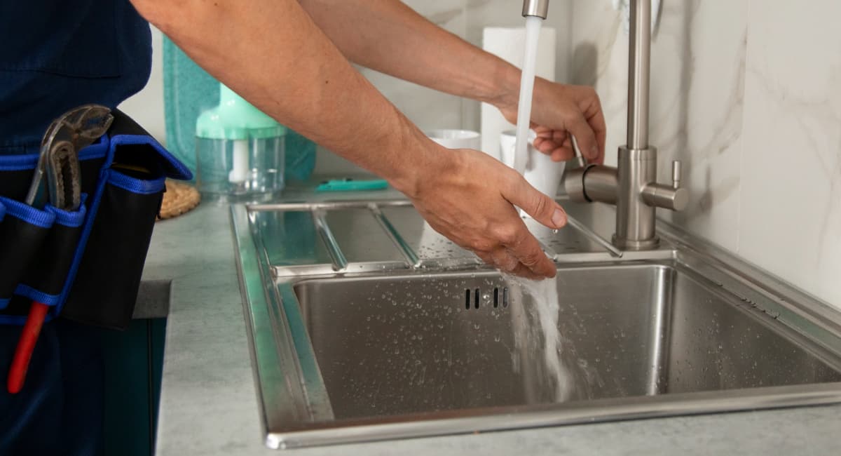 Заливаю в слив кухни 1 стакан газировки на ночь — засор прочищается без химии и сантехника