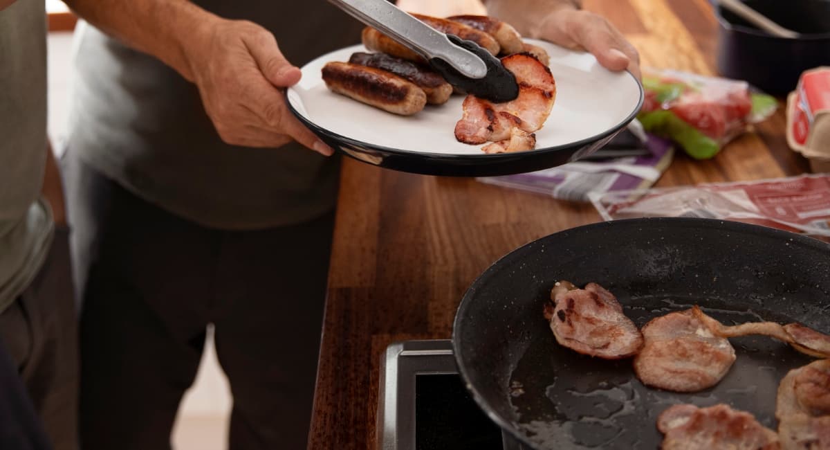 Масло больше не стреляет со сковороды — 1 хитрый прием, и жарю мясо без фартука и мытья стен