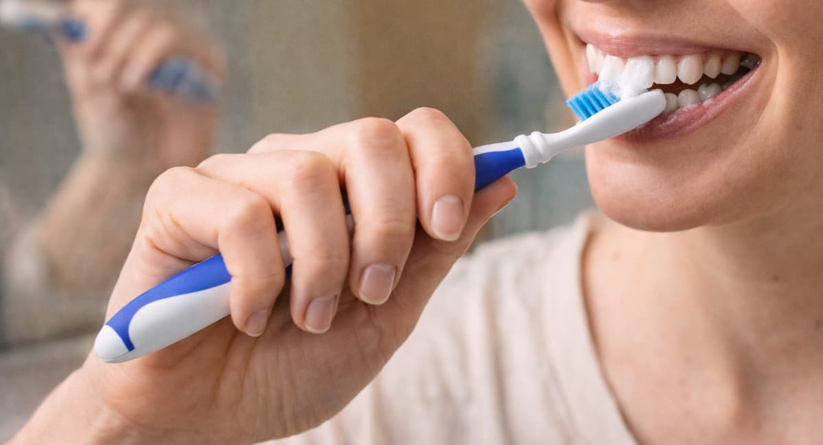 Тренируем мозг, пока чистим зубы: 1 смена руки — и новые нейронные связи готовы