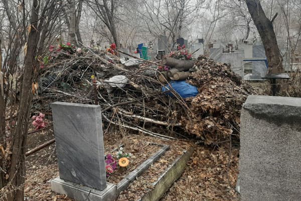 В Каменске-Уральском местная жительница обнаружила на Волковском кладбище гору мусора