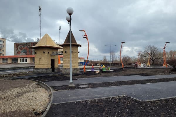 В Каменске-Уральском продолжается благоустройство территории у ДК "Металлург"