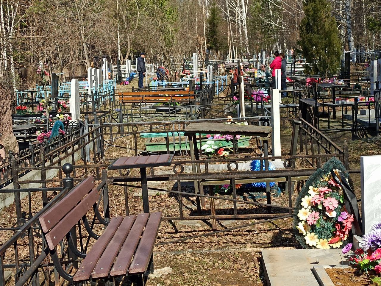 Жители Каменска-Уральского устремились на кладбища