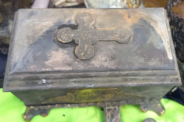 Уральские рыбаки выловили из болота целый мешок старинных церковных украшений