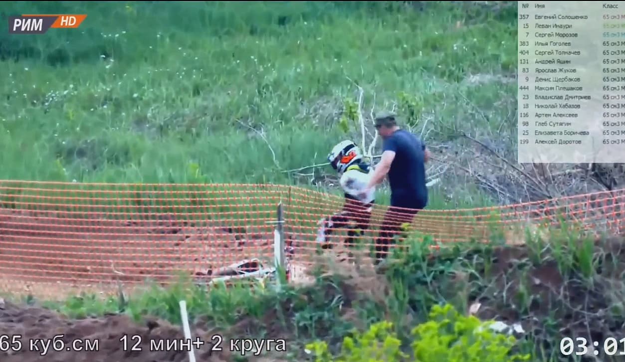 Мать юного гонщика, которого пнул отец, объяснила, почему это произошло. ВИДЕО