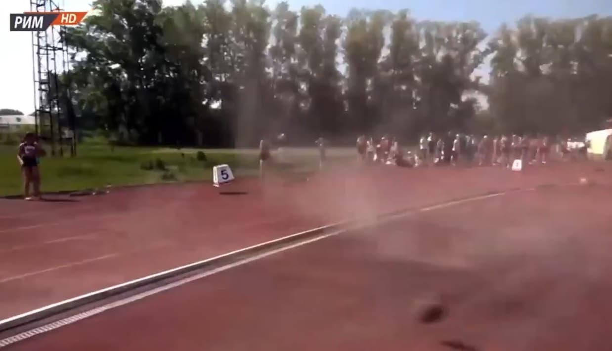 В Каменске-Уральском на состязаниях по лёгкой атлетике заметили торнадо. ВИДЕО