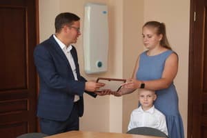 Педагог из Каменска-Уральского получила из рук мэра сертификат на жильё