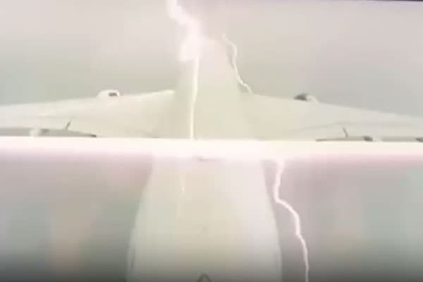 Молния ударила в самолёт, летевший из Владивостока в Москву. Видео