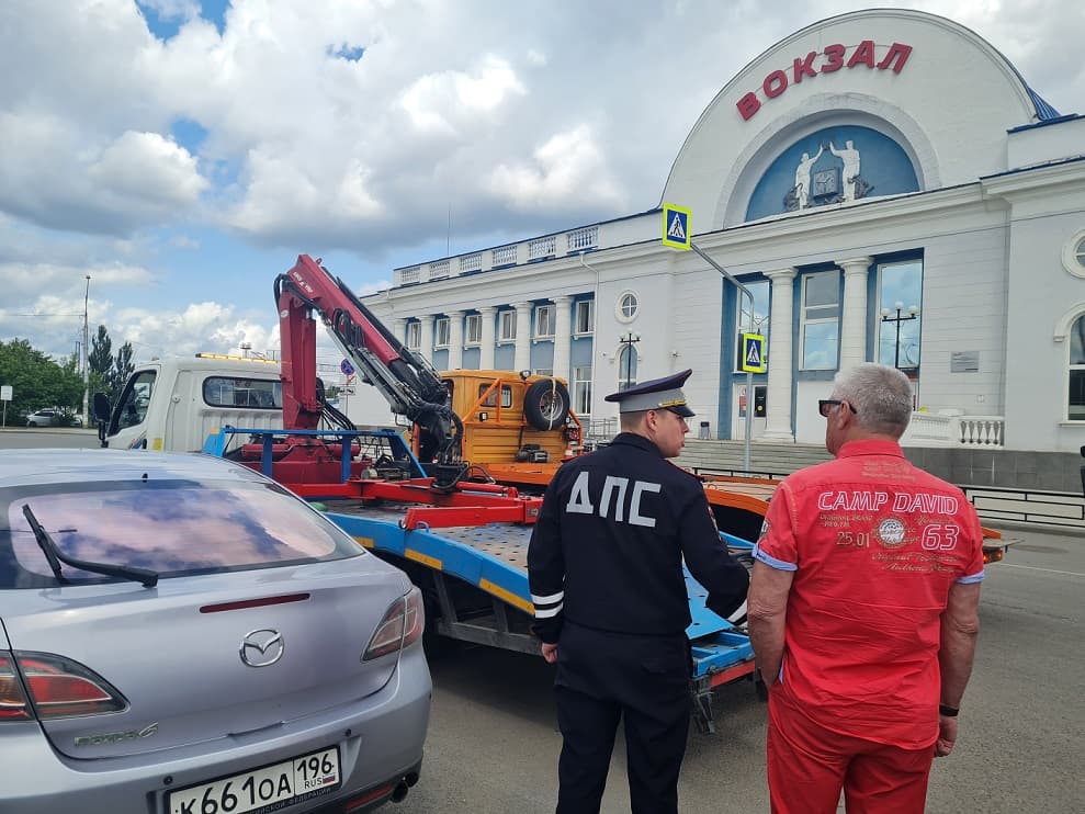 В Каменске-Уральском на Привокзальной площади ГИБДД наказала нарушителей правил парковки