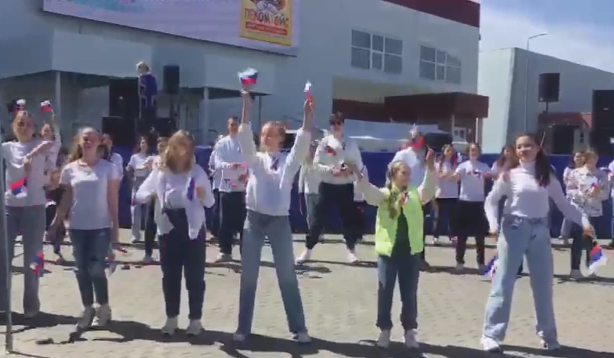 В Каменске-Уральском прошёл танцевальный флешмоб ко Дню России