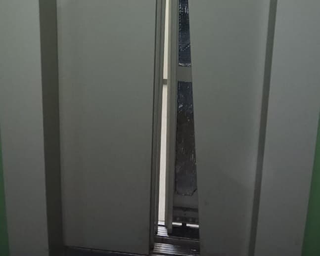 Житель Каменска-Уральского запаниковал и сломал лифт