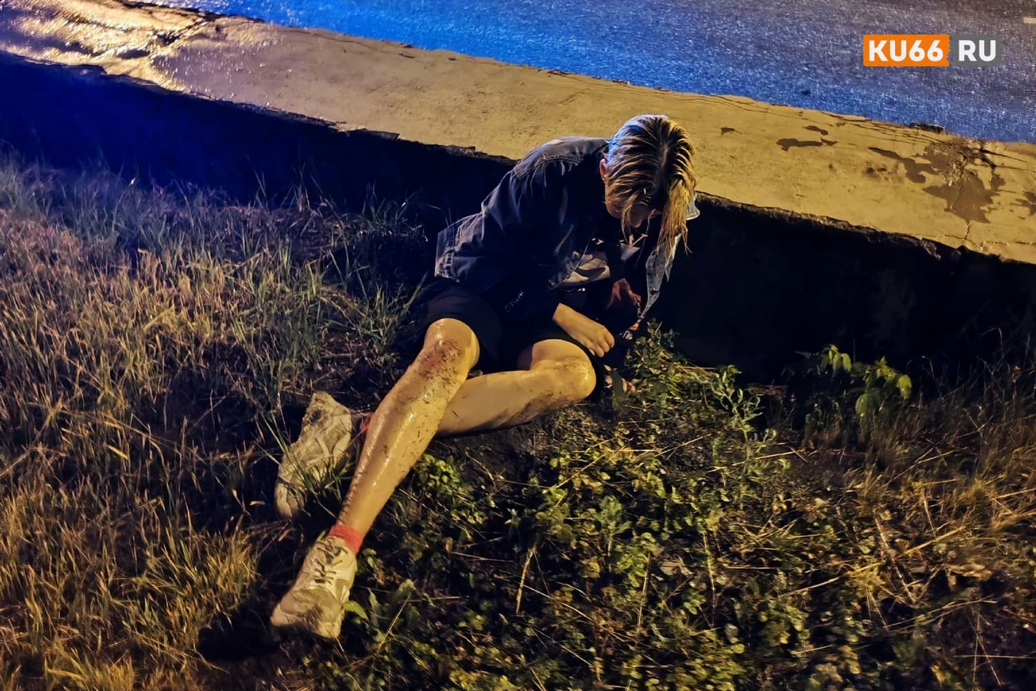 В Каменске-Уральском десятки людей прошли мимо лежащей девушки