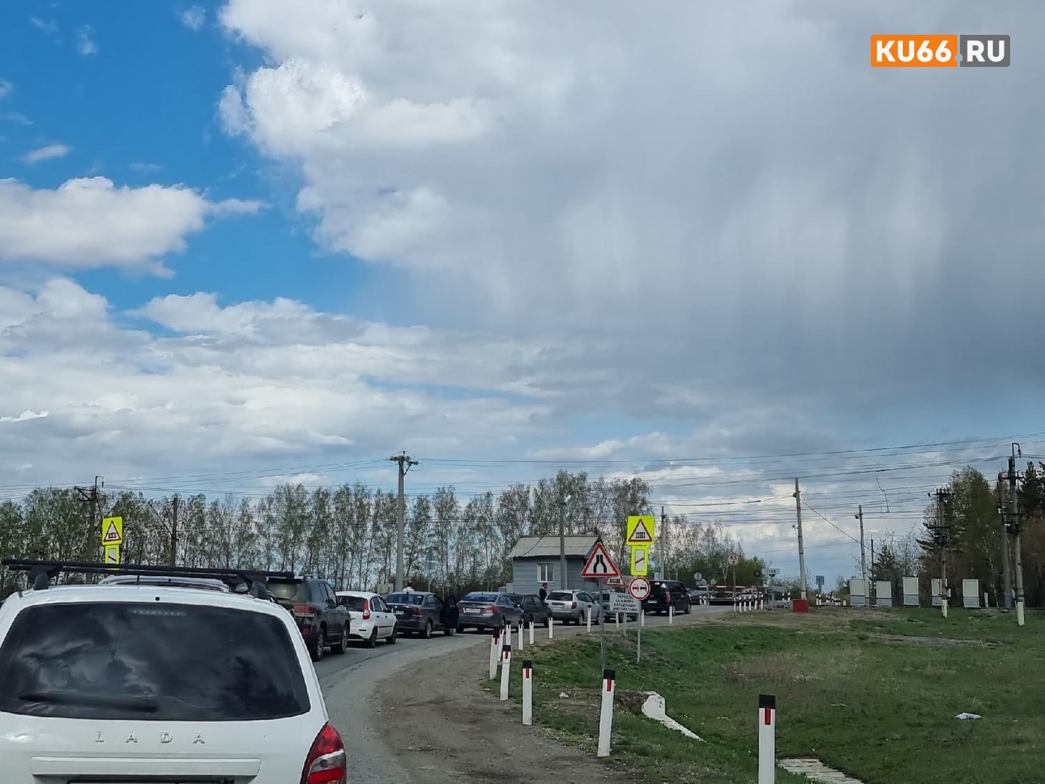 На трассе Каменск-Уральский — Екатеринбург пять дней будут ремонтировать железнодорожный переезд. Рассказываем, когда там закроют движение