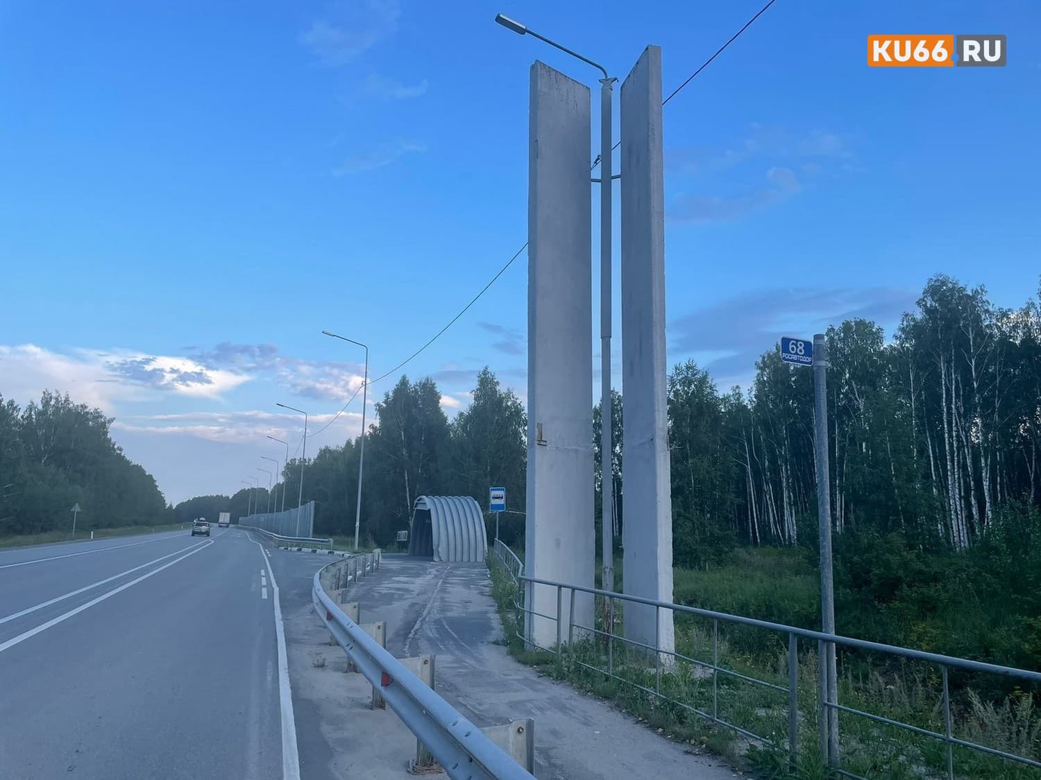 На стеле при въезде в Каменский городской округ год назад убрали буквы и до сих пор не вернули. Публикуем ответ чиновников 