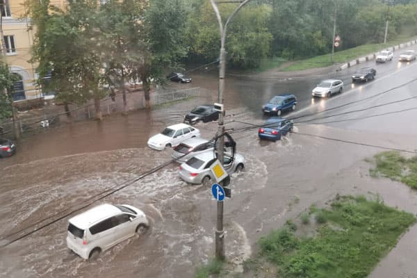 В Каменске-Уральском из-за сильного дождя затопило улицы, автобусы, подъезды и балконы