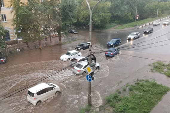 В Каменске-Уральском продолжают устранять последствия воскресного ливня 