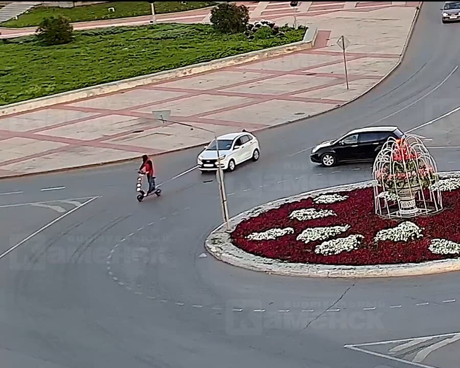 В Каменске-Уральском мужчина на электросамокате отбуксировал автомобиль 