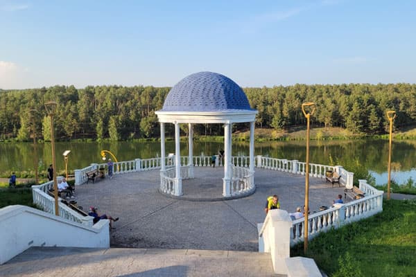 В Каменске-Уральском вандалы разломали балюстраду на набережной 