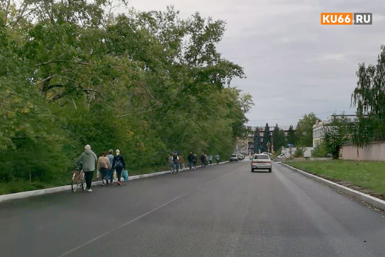 Работники КУЛЗ и ПО «Октябрь» в Каменске-Уральском вынуждены ходить на работу по проезжей части 