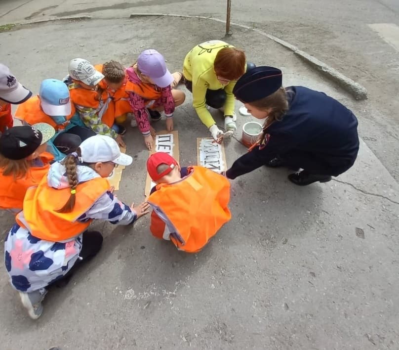 В Каменске-Уральском дети рисуют надписи с призывами соблюдать ПДД 