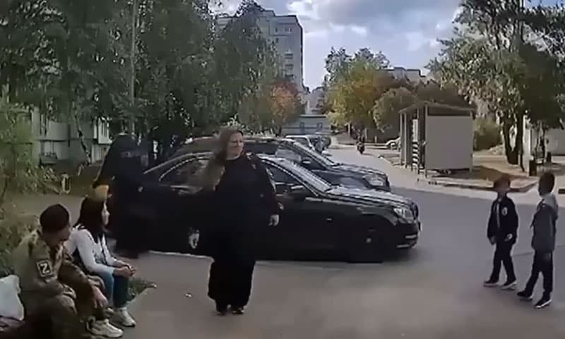 Мужчина взорвал гранату у подъезда жилого дома, где гуляли дети. Видео