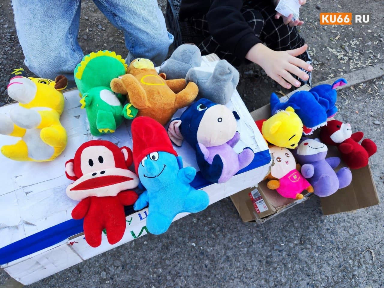 В Каменске-Уральском дети продают игрушки