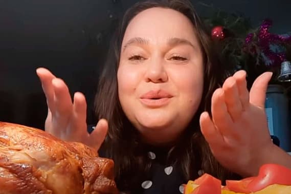 Жительница Каменска-Уральского заработала миллионы поеданием еды перед камерой и купила квартиру в Турции