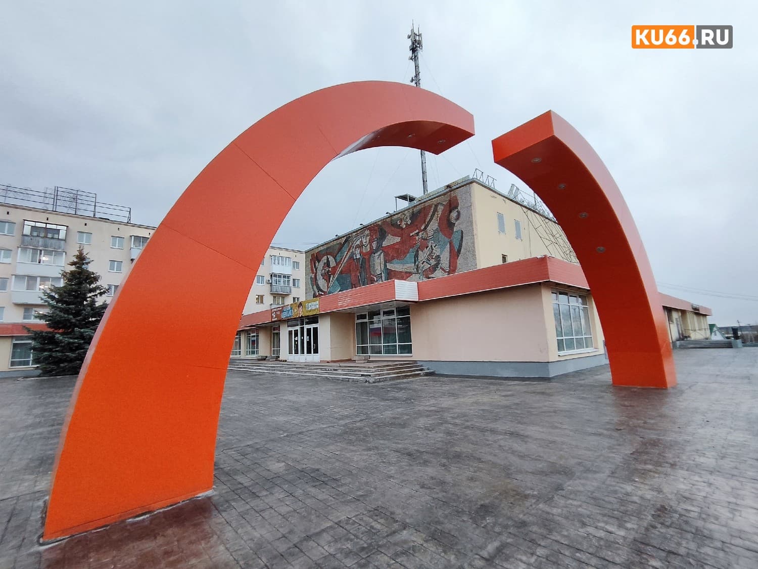 Жители Каменска-Уральского обнаружили недостатки в новой благоустроенной зоне возле дворца культуры "Металлург". Фото