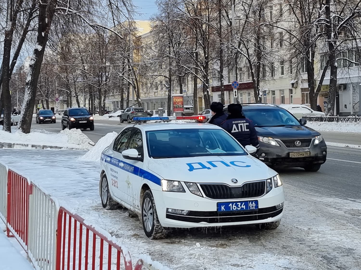В Каменске-Уральском оштрафовали водителя за рамку госномера с экстремистскими цветами
