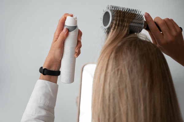 Врач назвал основные причины выпадения волос