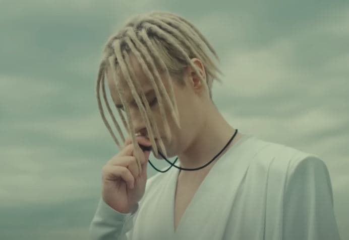 Российская звезда «спустила с небес на землю» автора песни «Я - русский», а себя назвала легендой