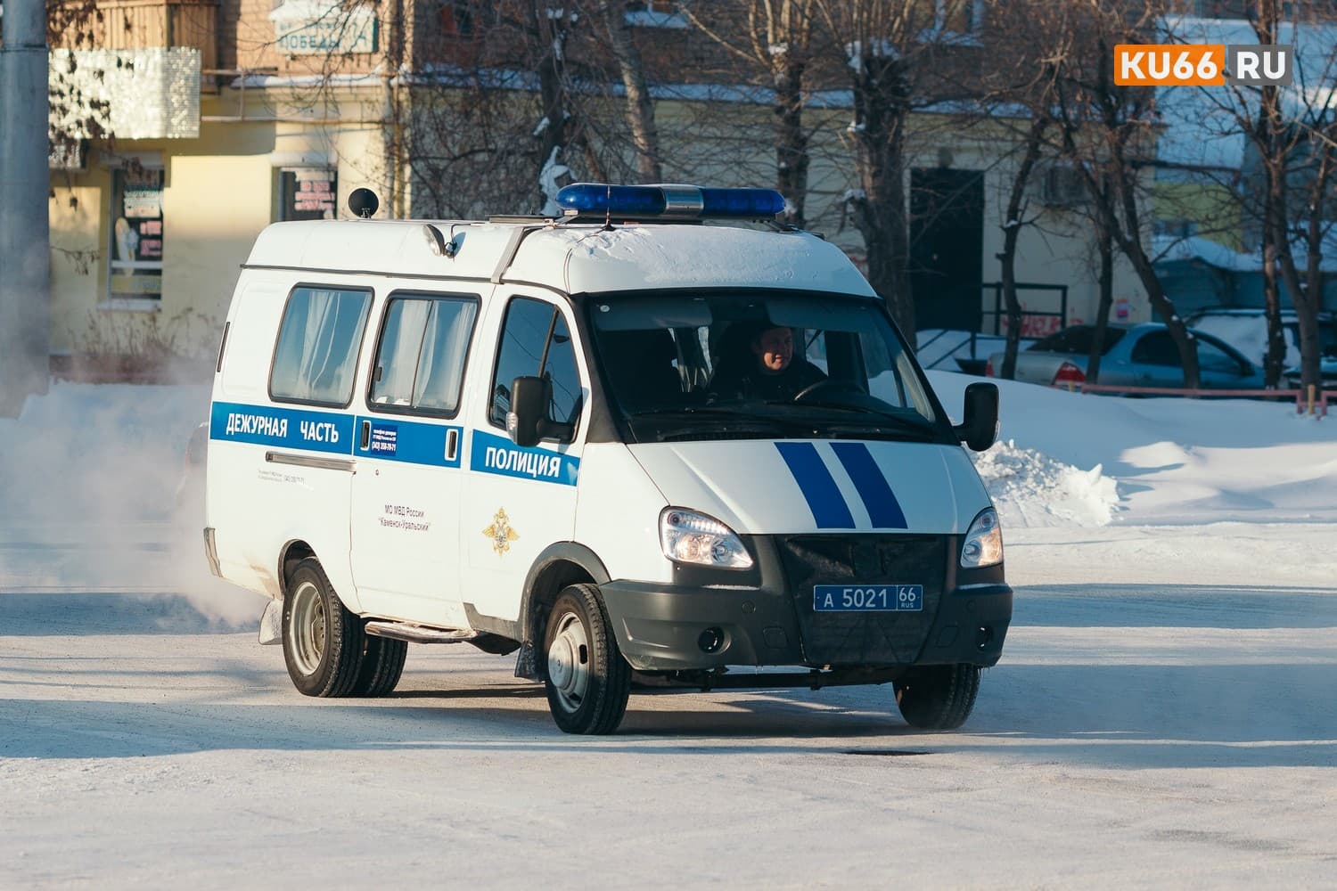 Известный российский певец был задержан после того, как вышел на сцену в одном носке