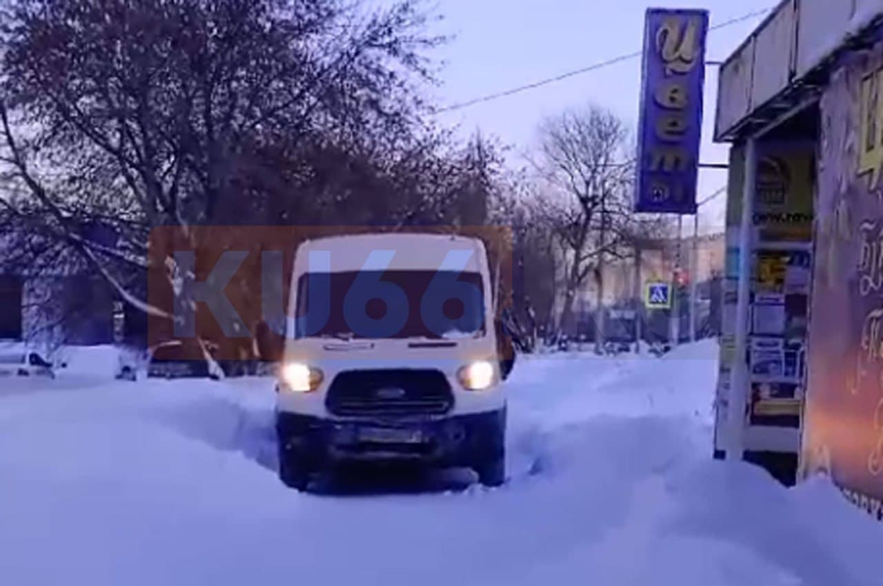 «Обматерил нас»: сотрудник «Яндекс Маркета» перекрыл тротуар пешеходам. Видео